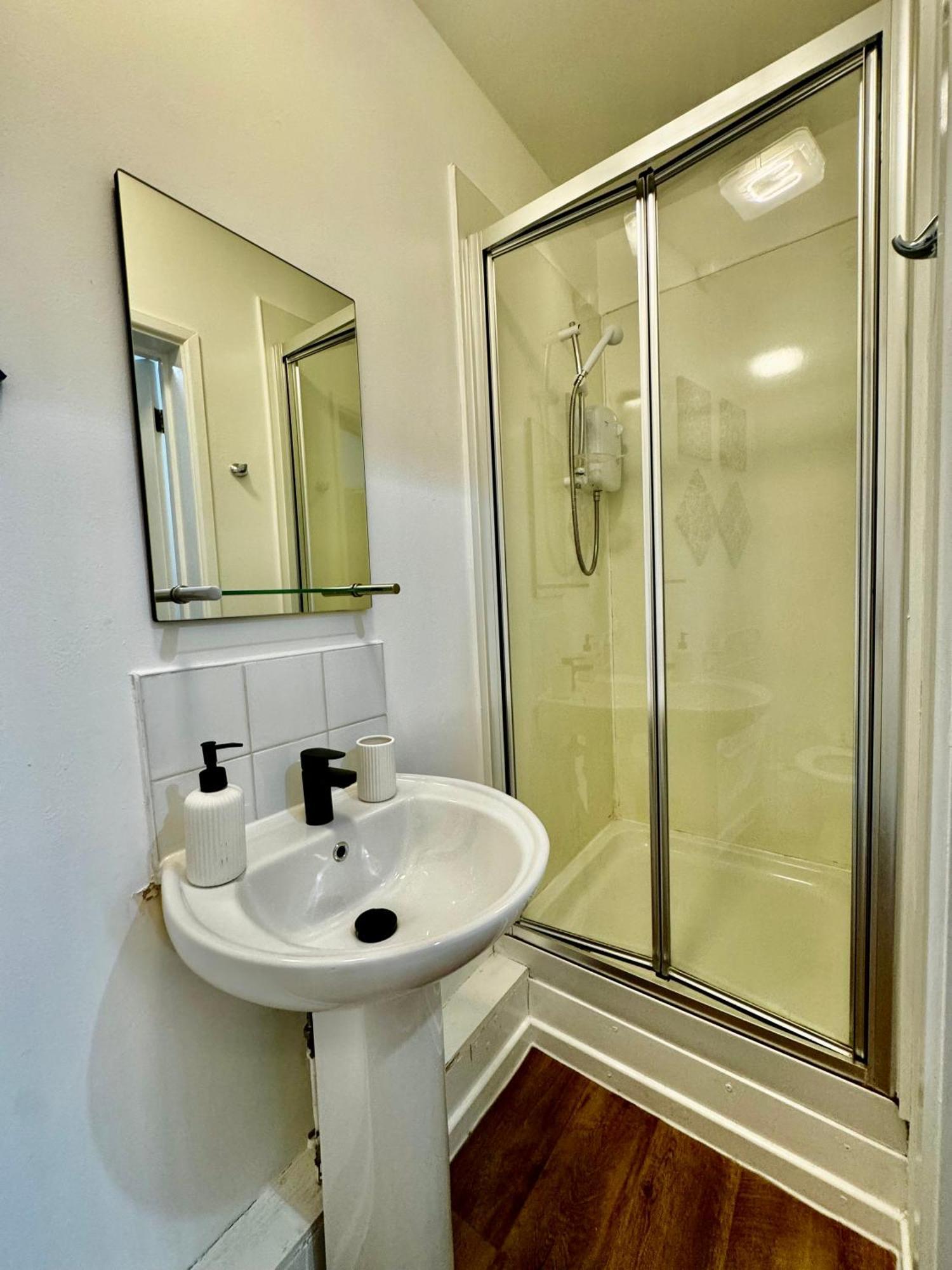 Rnm - Business Professional & Top Choice, Private Access & Entire Place, Kitchen & Washroom With Amenities, Smart Tv, Easy Access, Fast Wifi, Parking Nearby, Great Transport Links Гейлсовен Екстер'єр фото